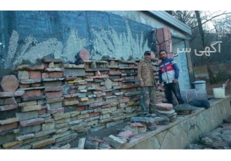 سنگ لاشه پله نمای برشی شده با رنگ سفید در آبسرد سنگ لاشه در زمینه