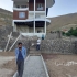 سنگ لاشه ورقه ای کف فرزی با سنگ قهوه ای در بومهن خدمات پیمانکاری سنگ