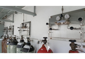 اجرای لوله کشی و تیوبینگ خطوط گازهای طبی و آزمایشگاهی شرکت جام جم شعله