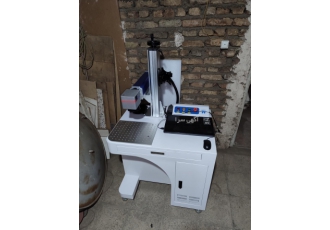 حکاکی لیزری حکاکی لیزری روی انواع فلزات پلاستیک سخت فلش شارژر حکاکی سه