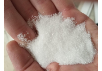 فروش تعدای نمک استخری و تعدادی گالن فروش 40 کیسه نمک استخری وتعداد 100