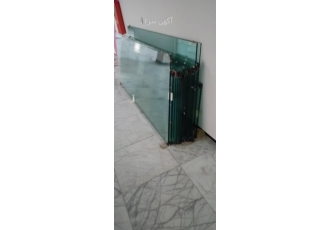 کارگر حمل شیشه سکوریت لمینت دوجداره