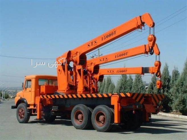 ماشین تصادفی روی پل چوبی