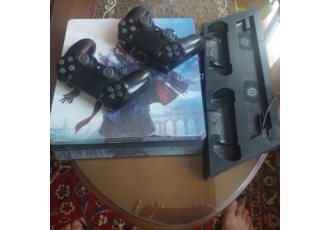 ps۴ slim ۱tb ۲۱۱۶b ps4 slim 1tb 2116b در حد نو دارای دو دسته که یکی