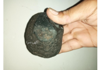 شهاب سنگ شهاب سنگ با جذب ضعیف آهنربا وزن517گرم و چگالی 2 7