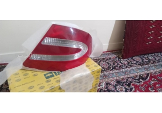 چراغ خطر عقب بنز clk۲۴۰ نو هستش با کارتن چراغ عقب سمت شاگرد