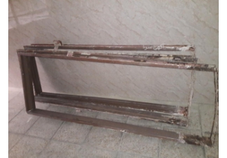 چهارچوب آهنی چهارچوب آهنی سه عدد کارکرده مقدار کمی زنگ زدگی دارد فوری