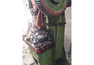 قالب سازی و پرسکاری آرین خدمات پرسکاری تا 100تن طراحی وساخت انواع