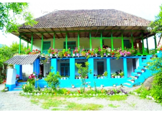 اقامتگاه بومگردی پارسا این اقامتگاه با معماری سنتی و زیبا در ابتدای